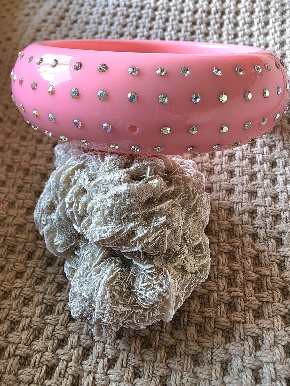 Vintage-style pink lucite bangle - Picture 3 of 3